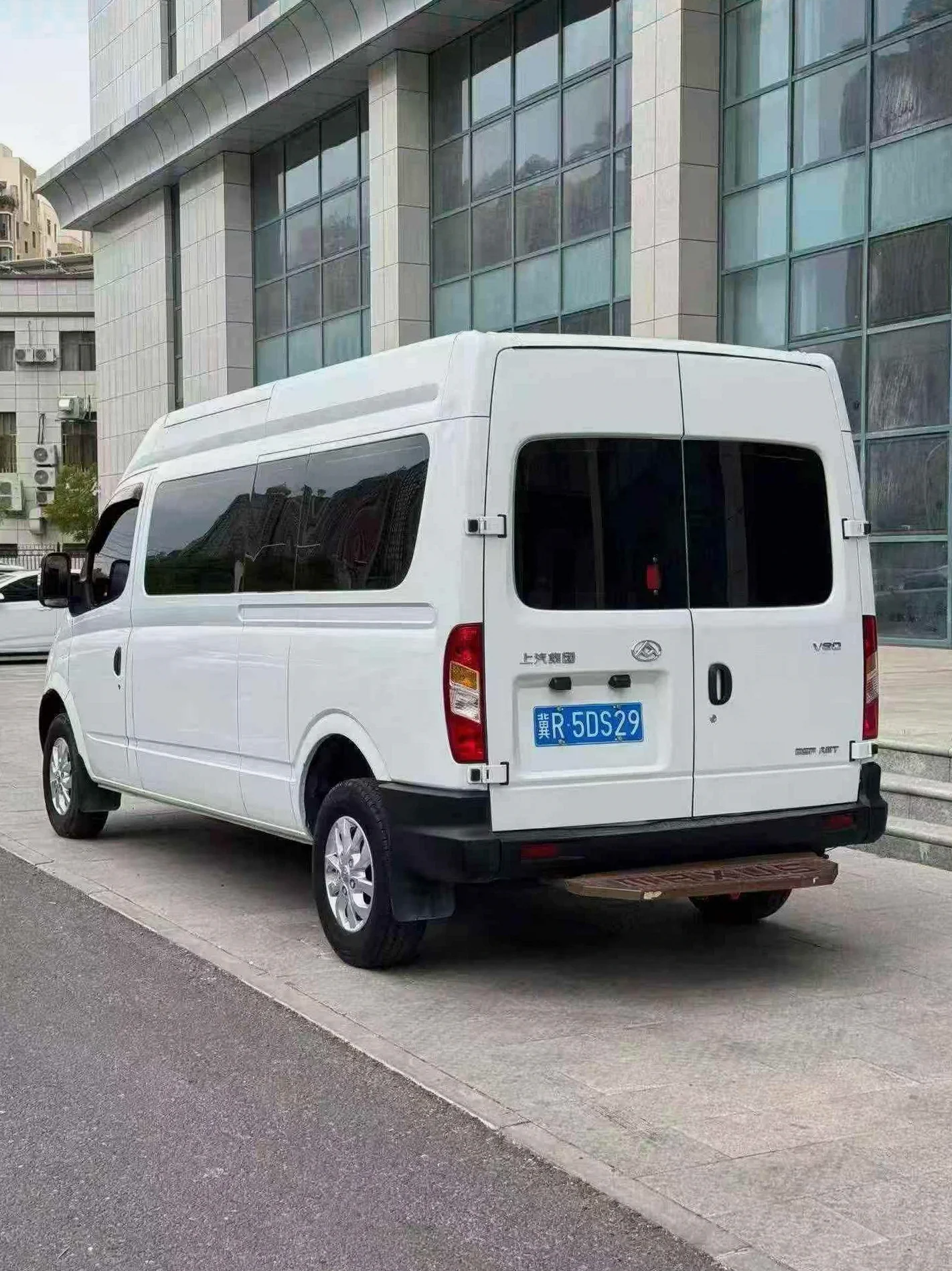 大通V80 正面外观二
