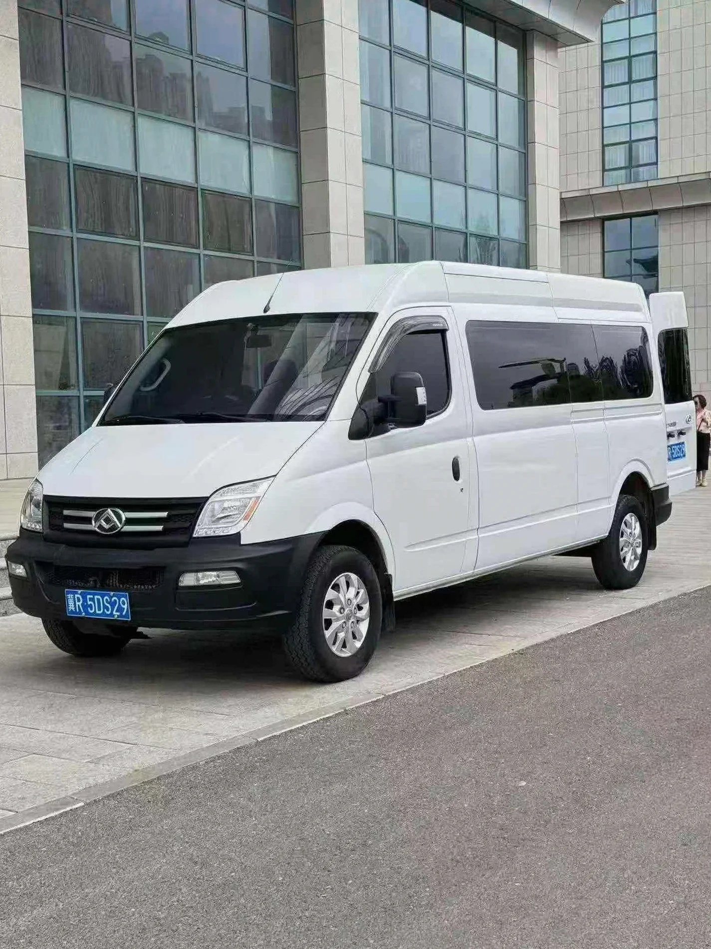 21年大通V80加长轴7座