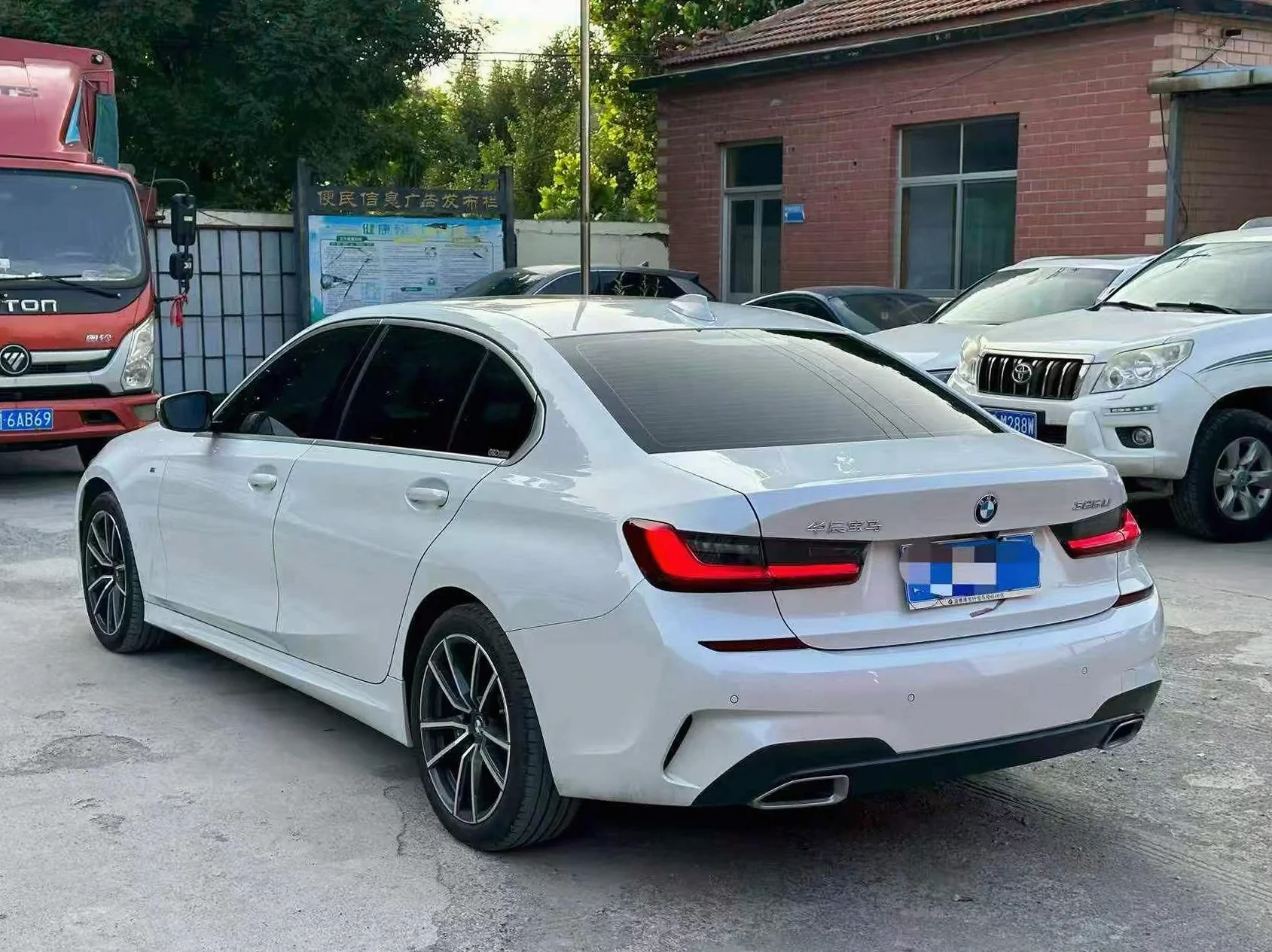 宝马3系 后面外观一