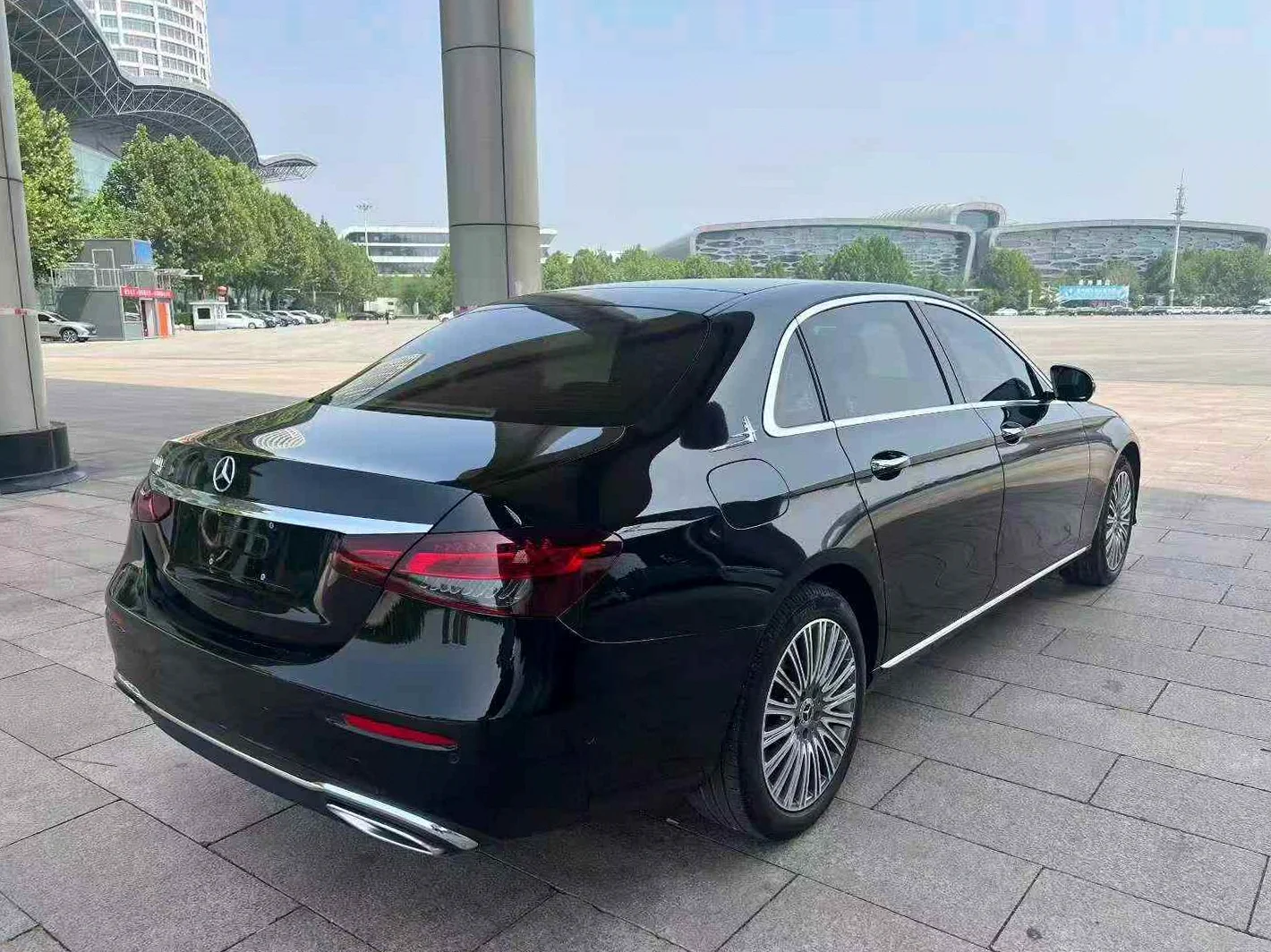 奔驰E 正面外观三