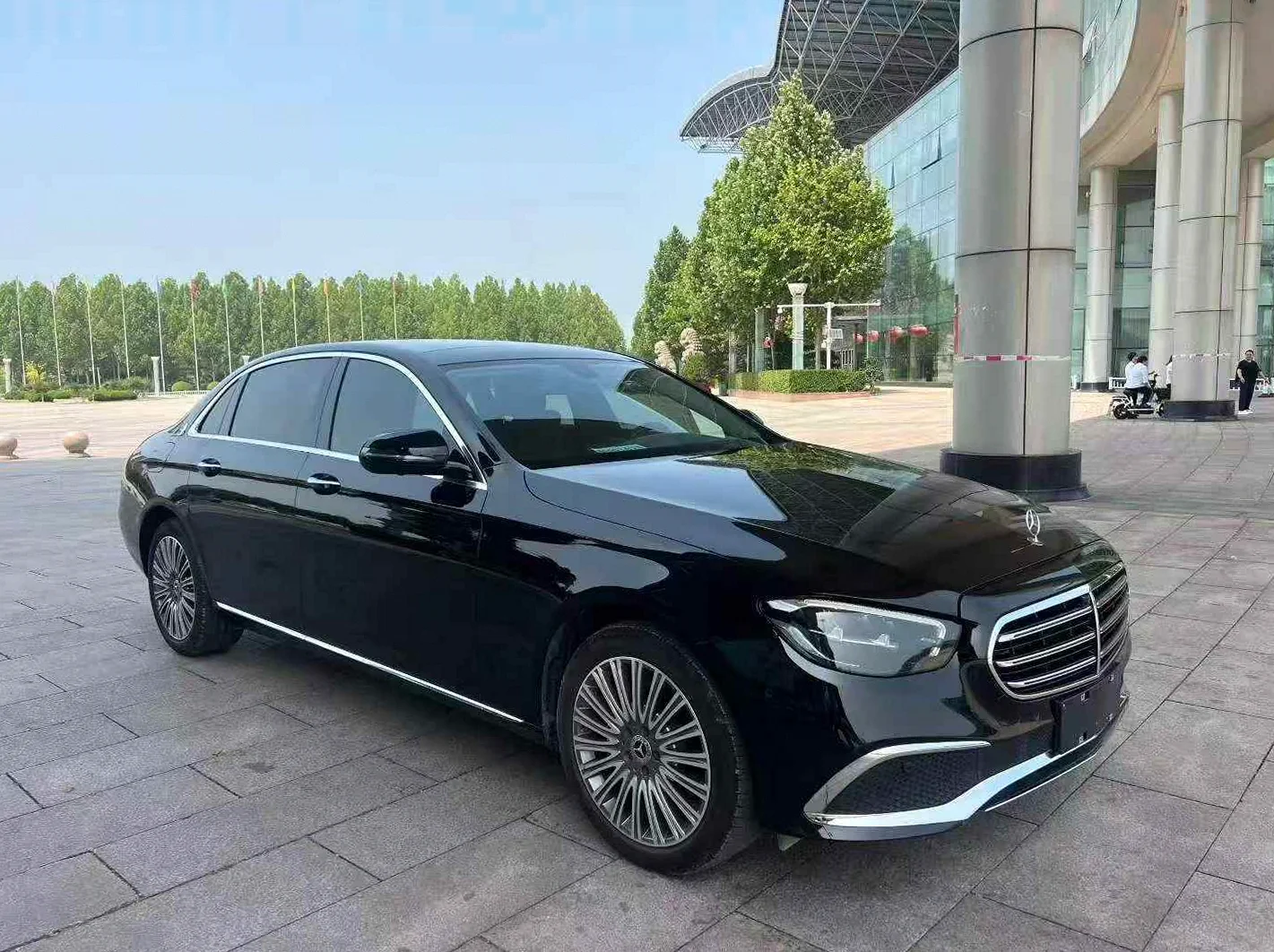 奔驰E 后面外观一