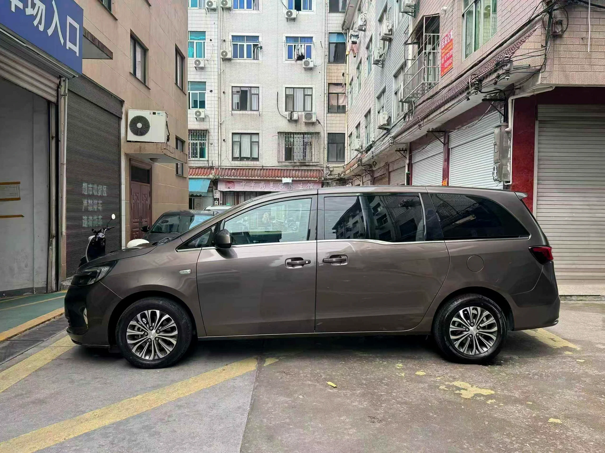 别克GL8 后面外观一