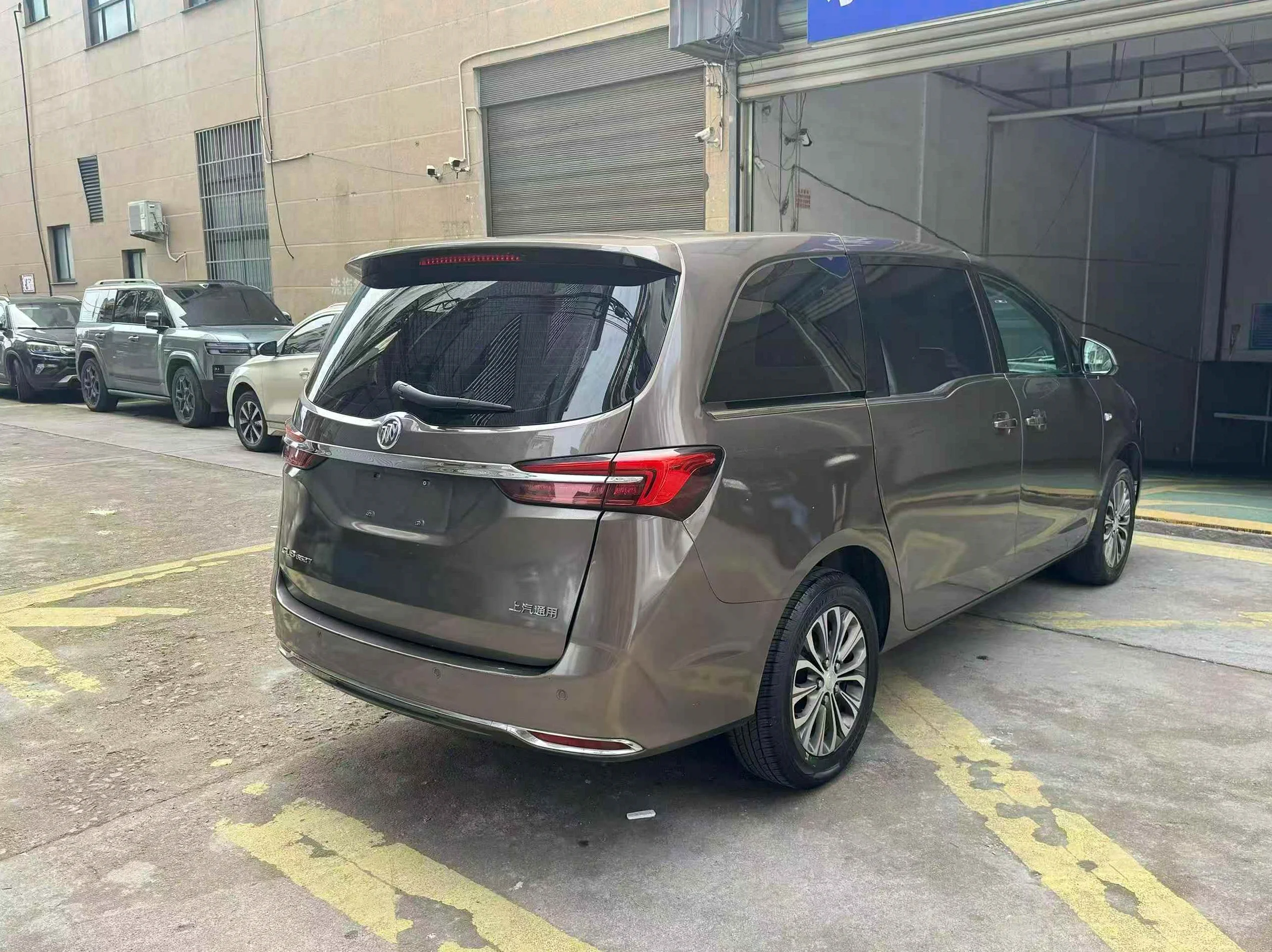 别克GL8 后面外观三