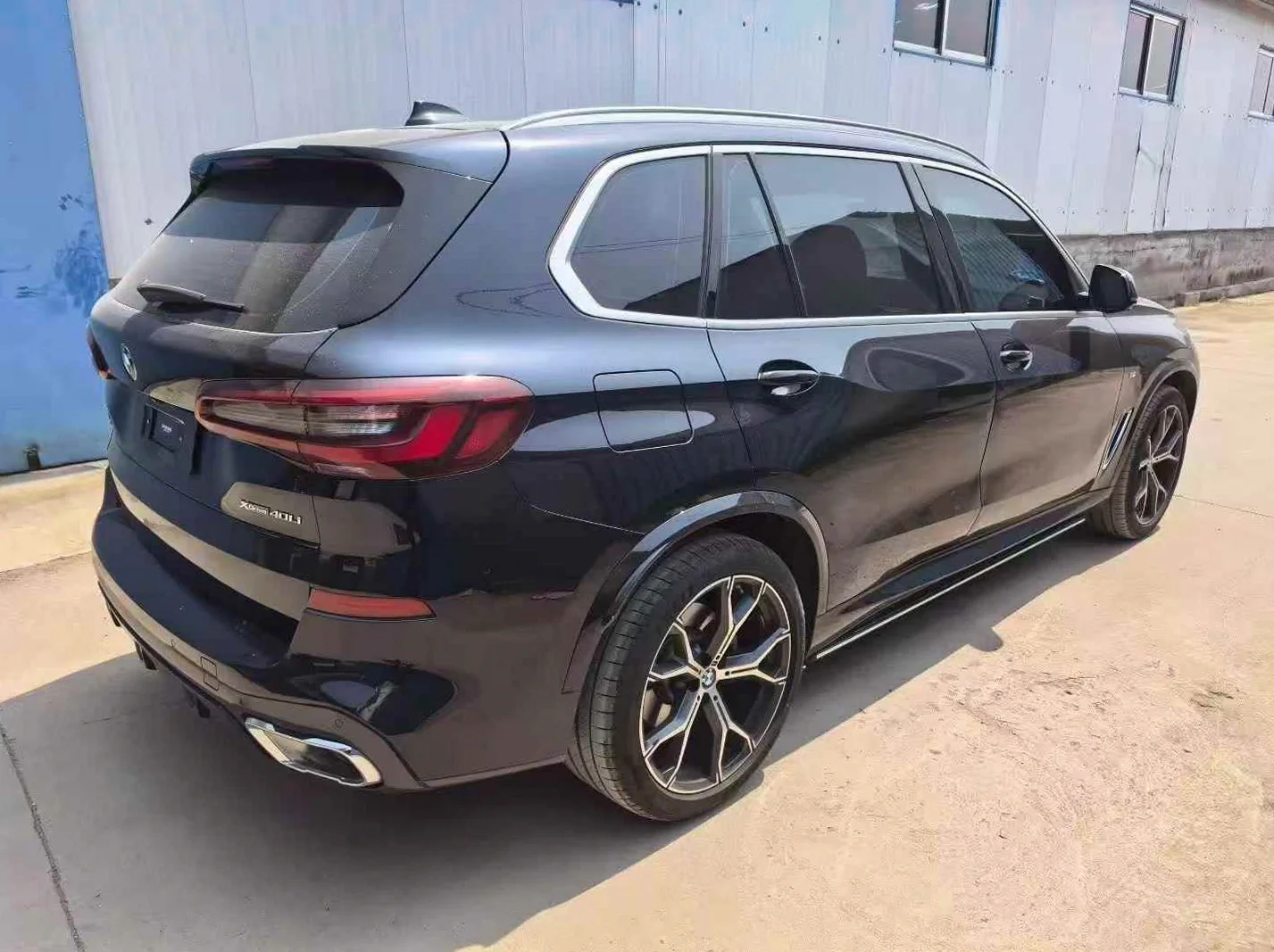 宝马X5 后面外观一