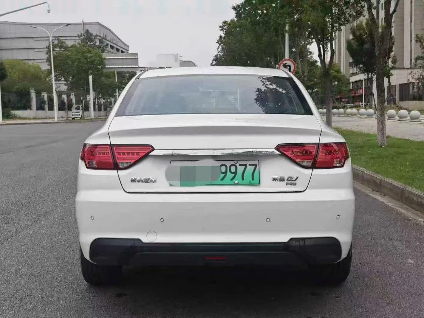 吉利帝豪 后面外观一