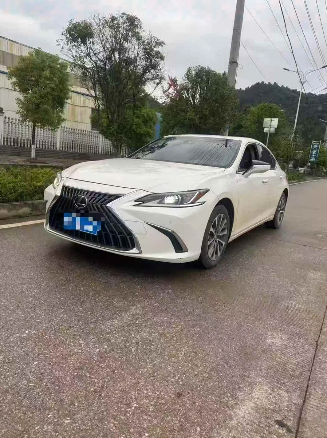雷克萨斯ES 正面外观三