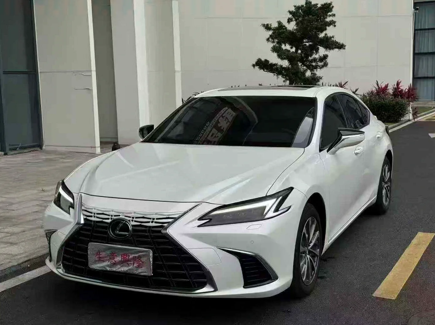 雷克萨斯ES 正面外观三