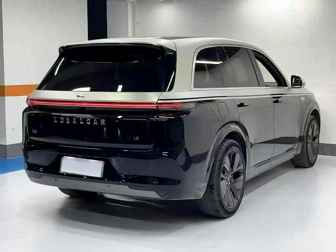 理想L8 后面外观三