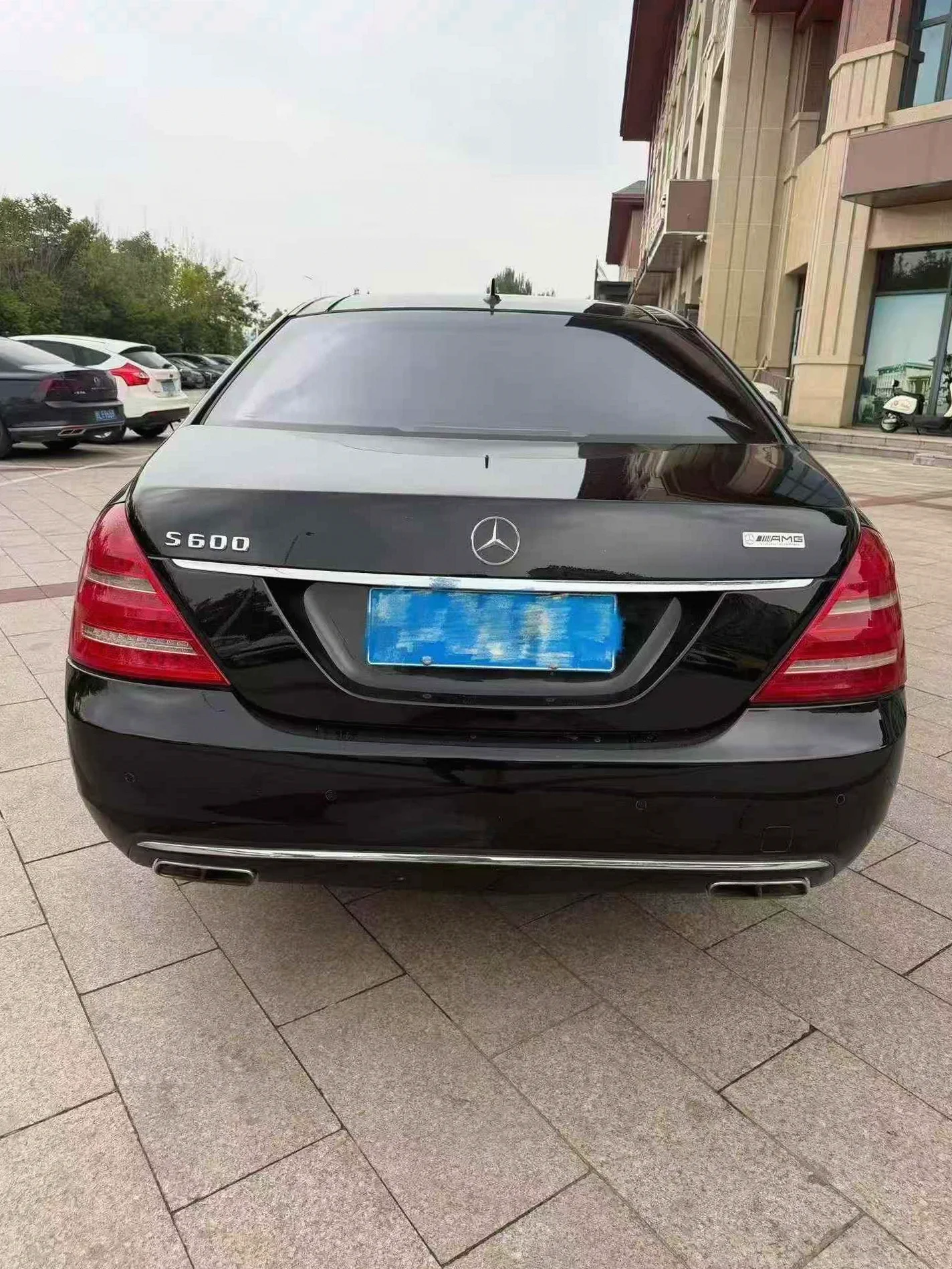 奔驰S 后面外观一