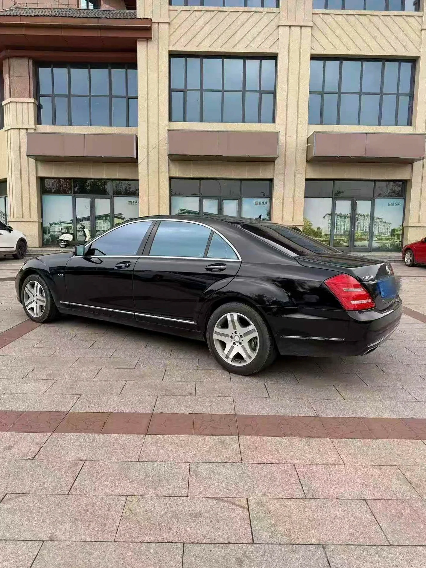 奔驰S 后面外观二