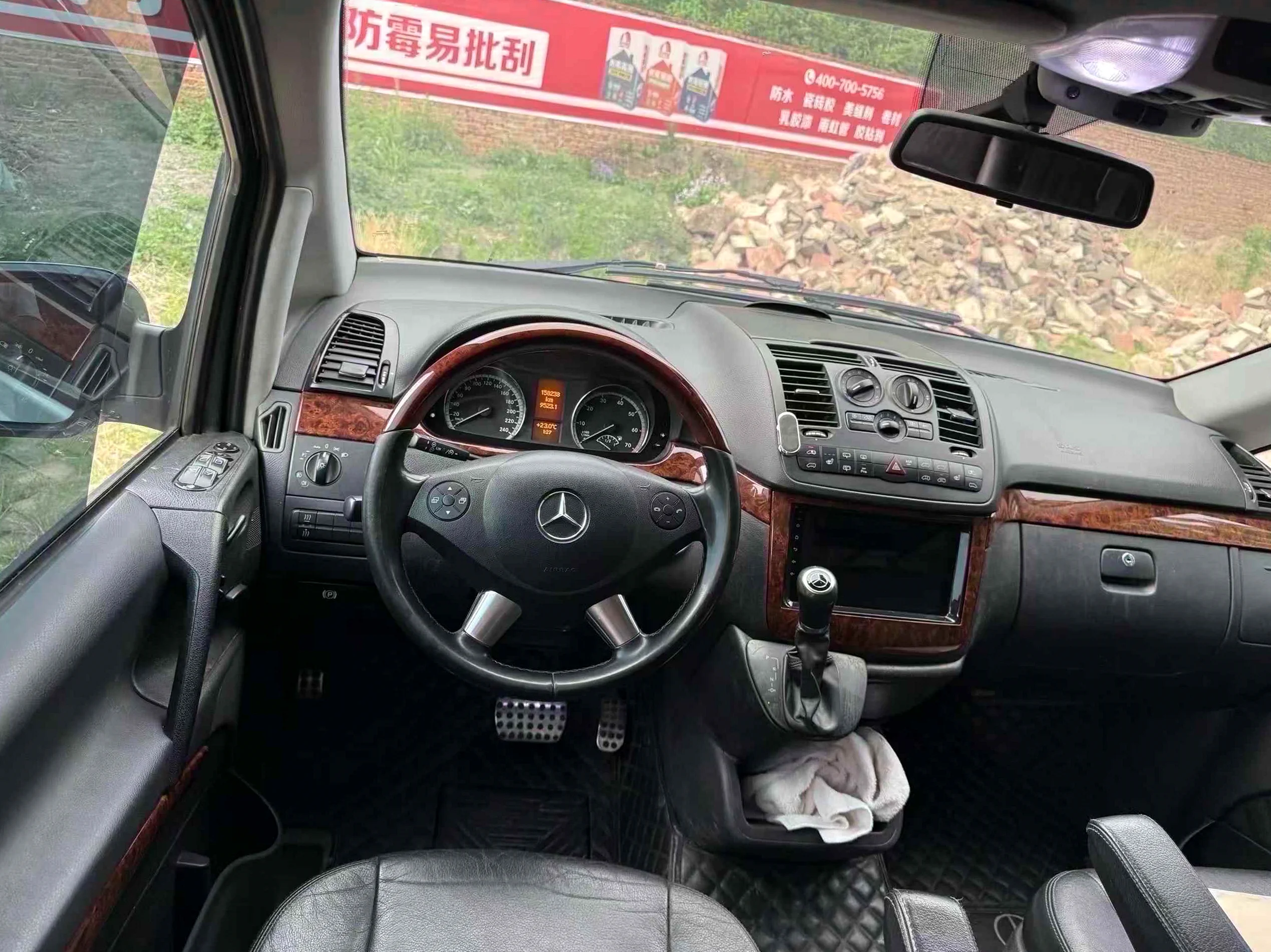 奔驰唯雅诺 内饰后排
