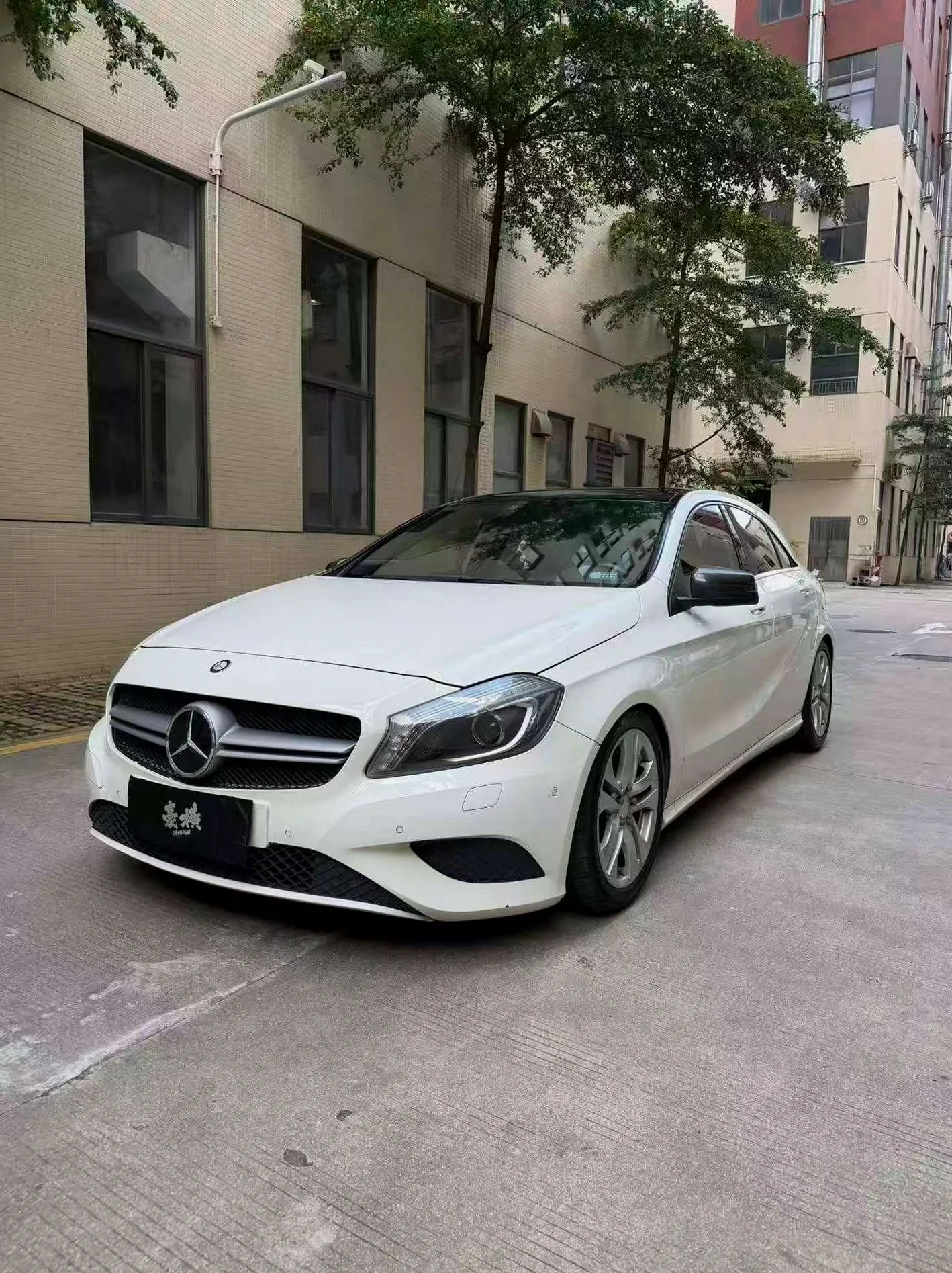 奔驰A 正面外观三