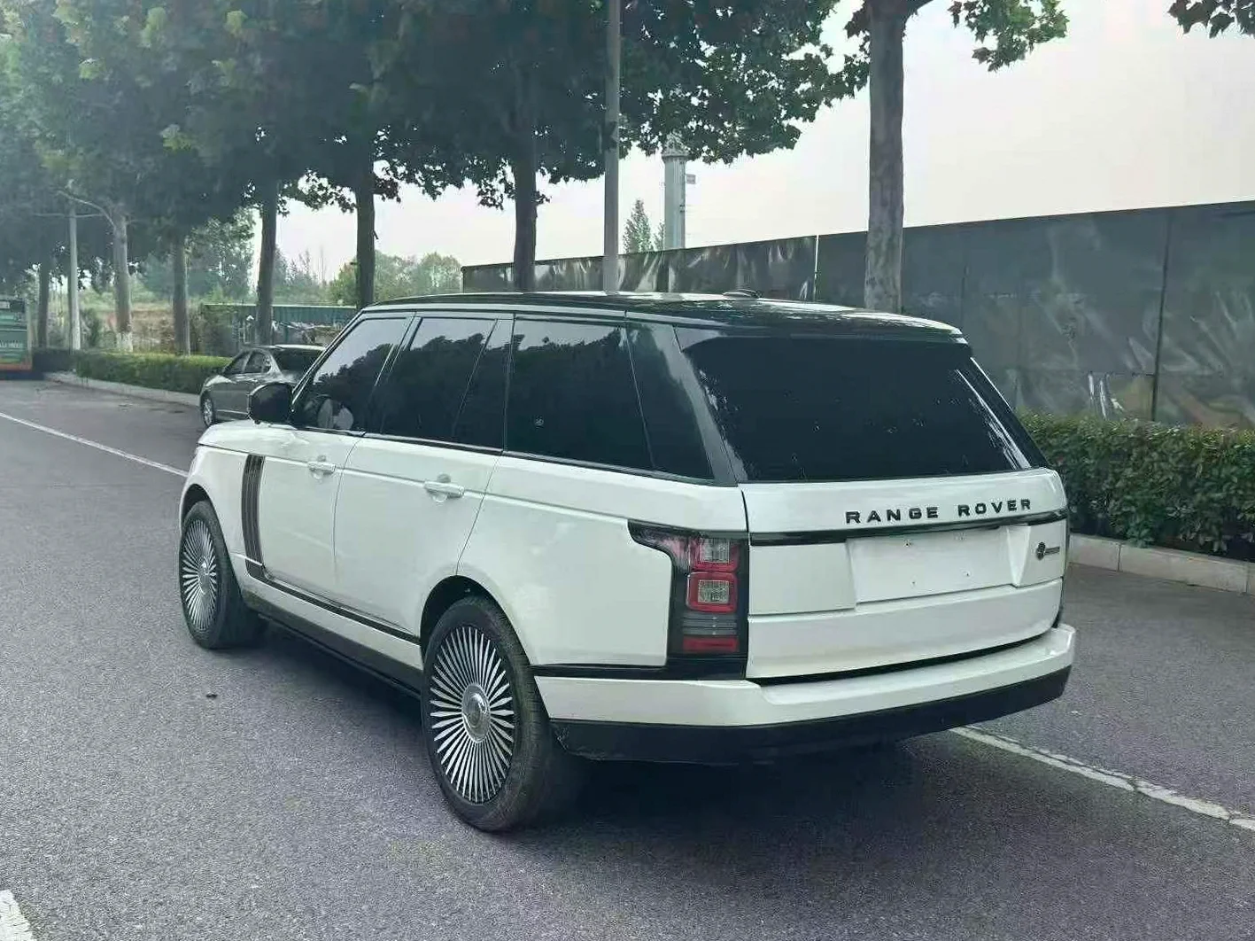 路虎揽胜行政 后面外观二