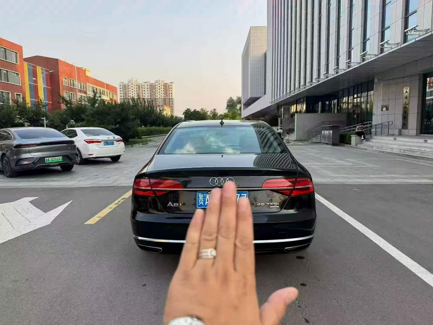 奥迪A8L 后面外观一