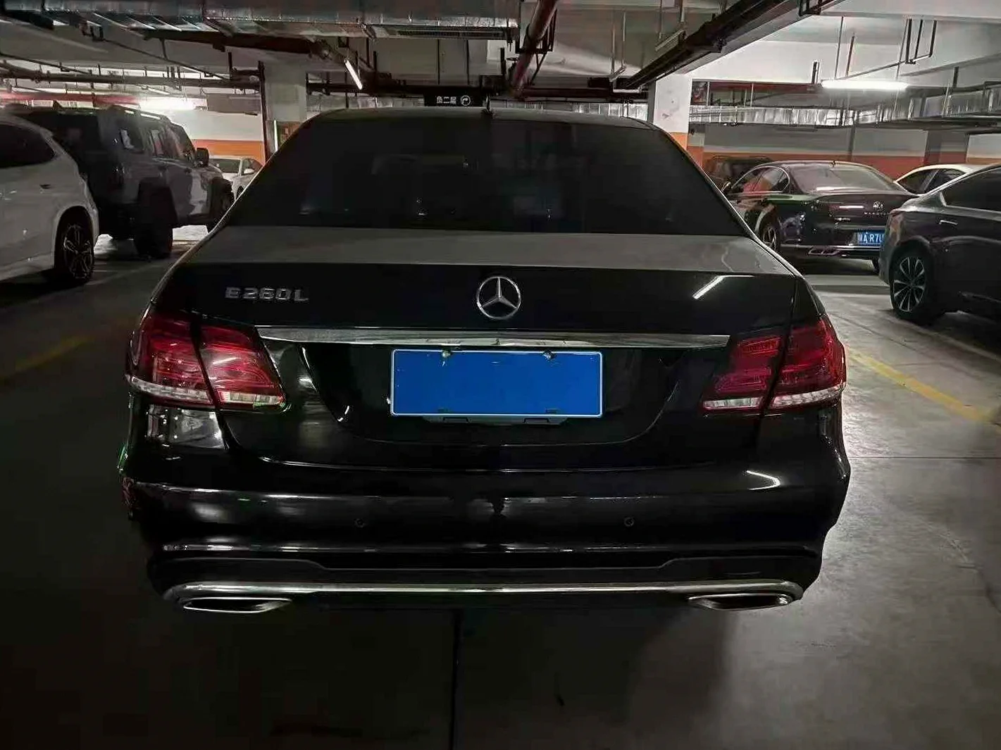 奔驰E 正面外观二
