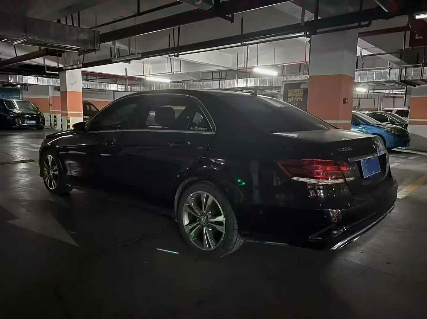 奔驰E 后面外观一
