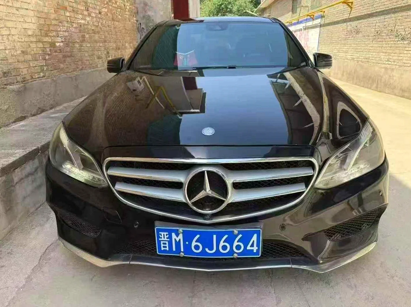 奔驰E 正面外观二