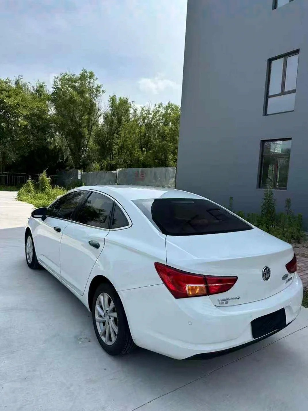 别克威朗 后面外观三