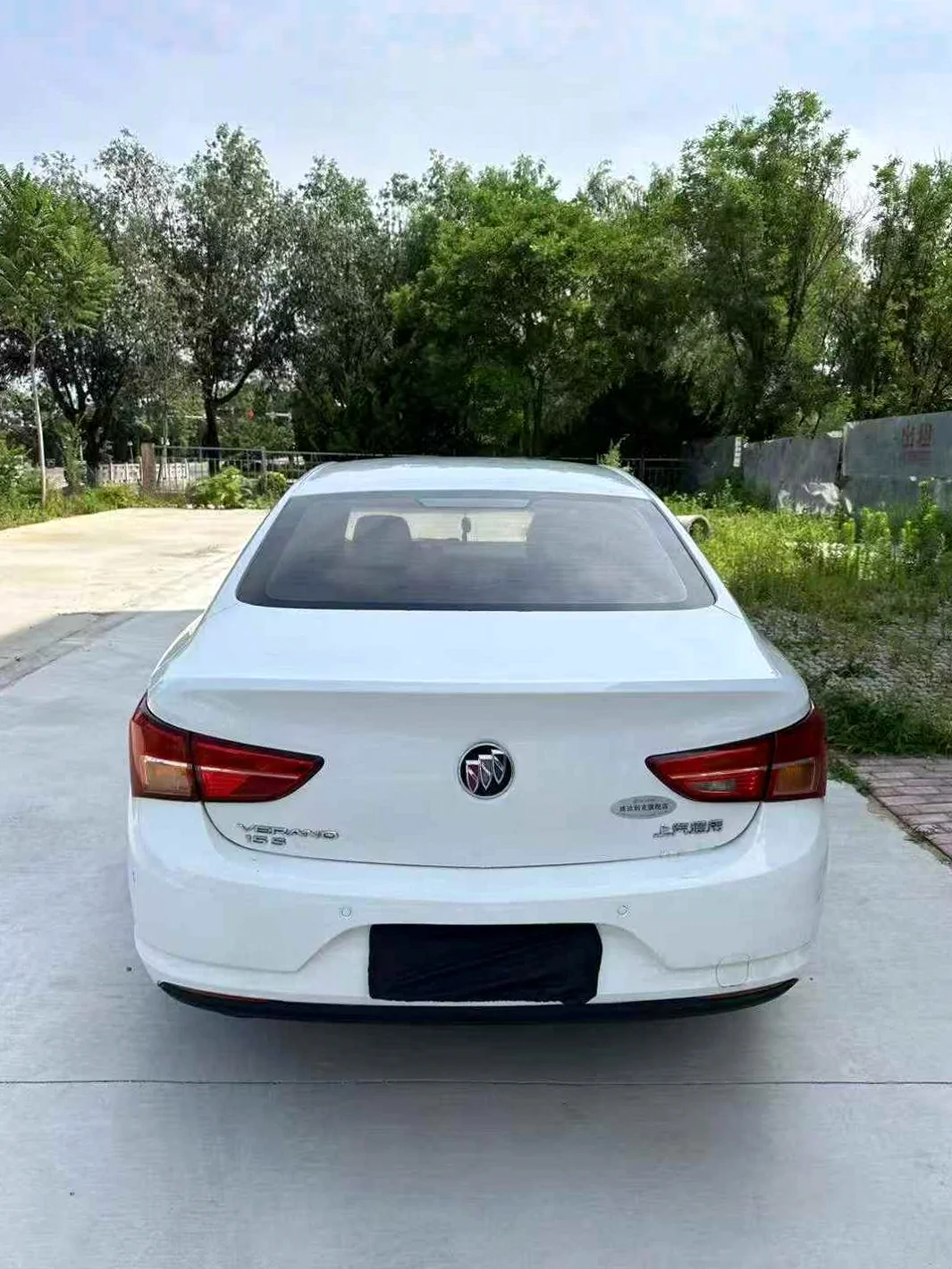 别克威朗 后面外观一