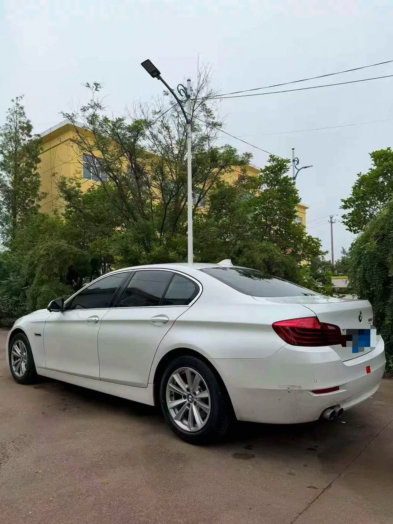 宝马5系 后面外观一
