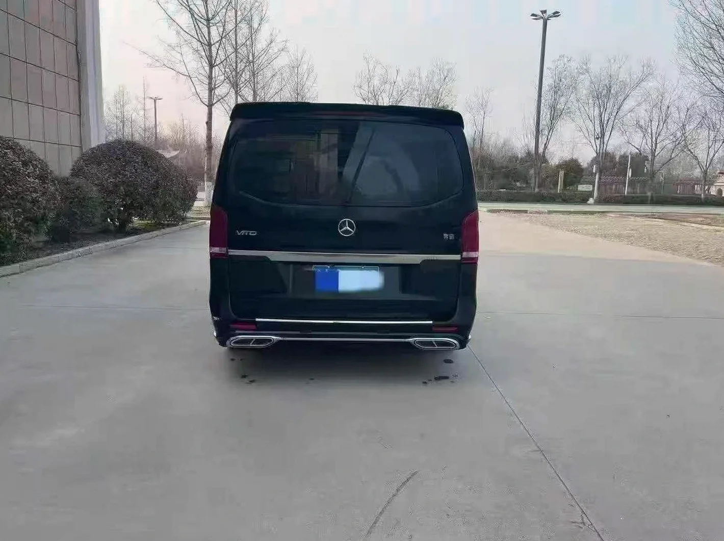 奔驰威霆 后面外观一