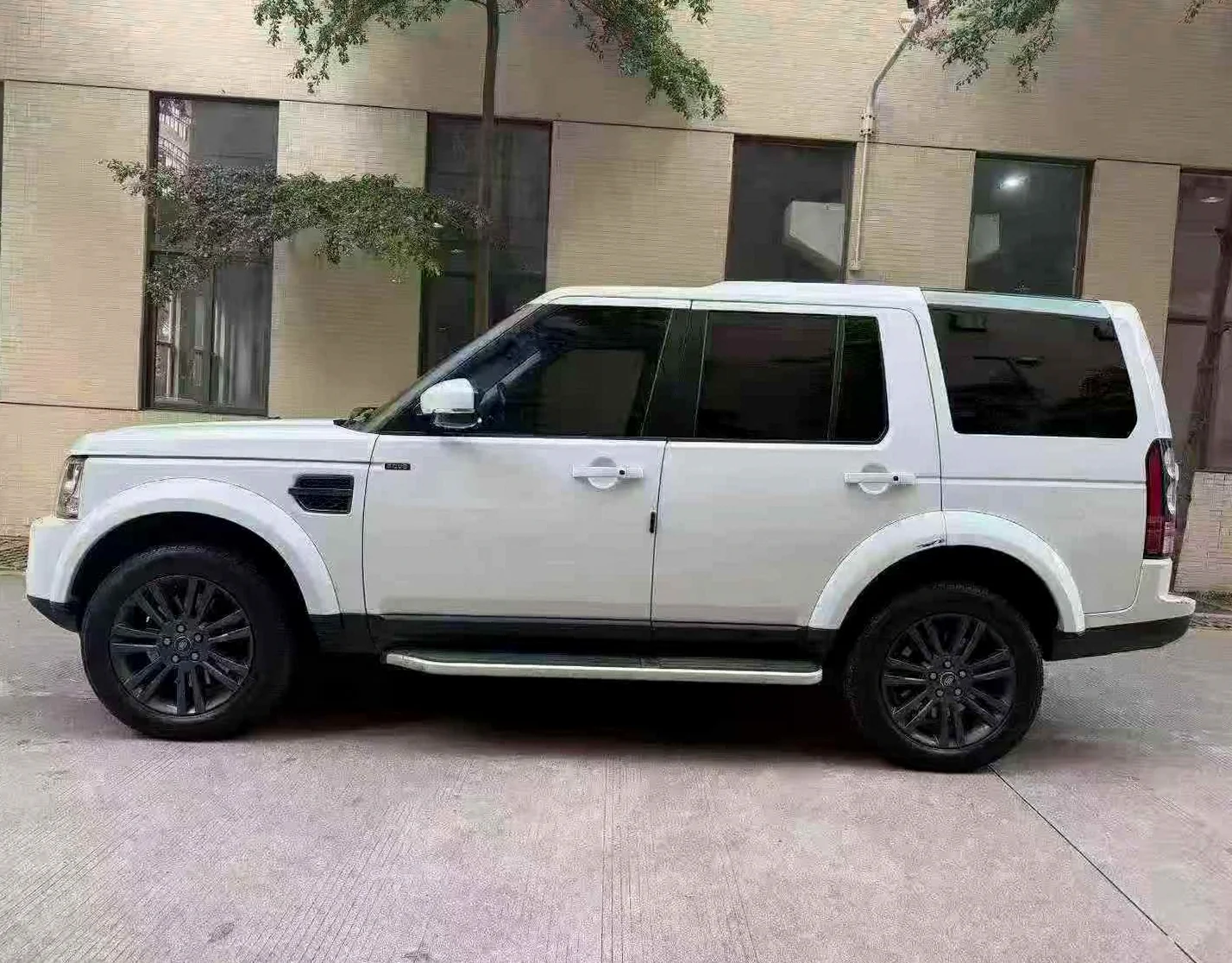 路虎发现 后面外观一