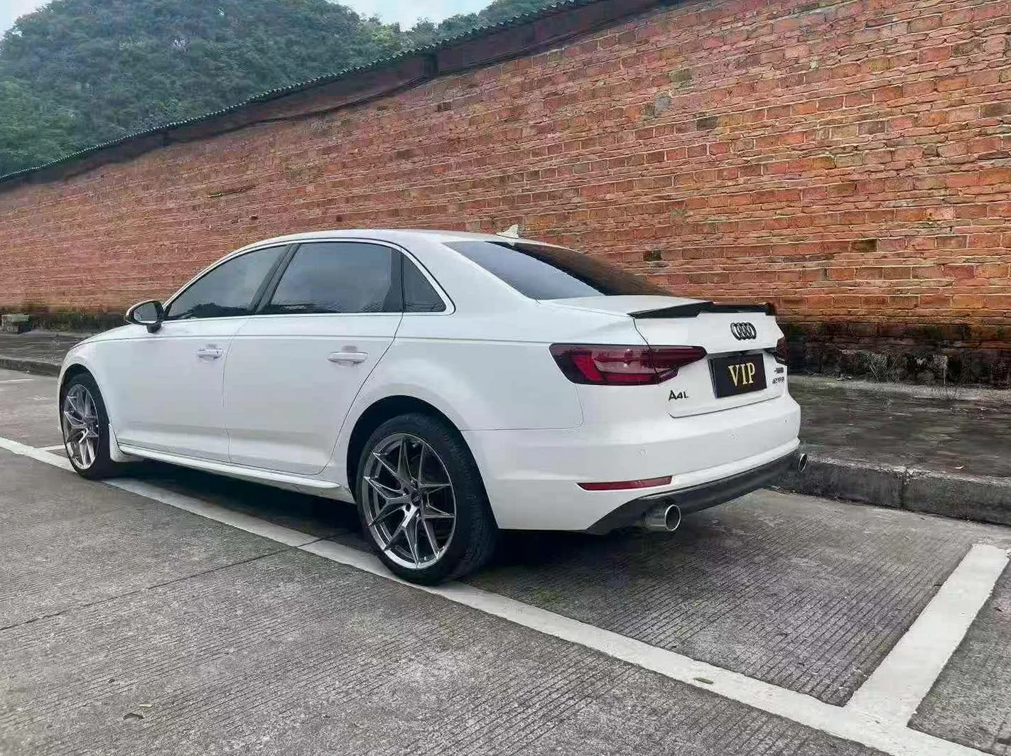 奥迪A4L 后面外观一
