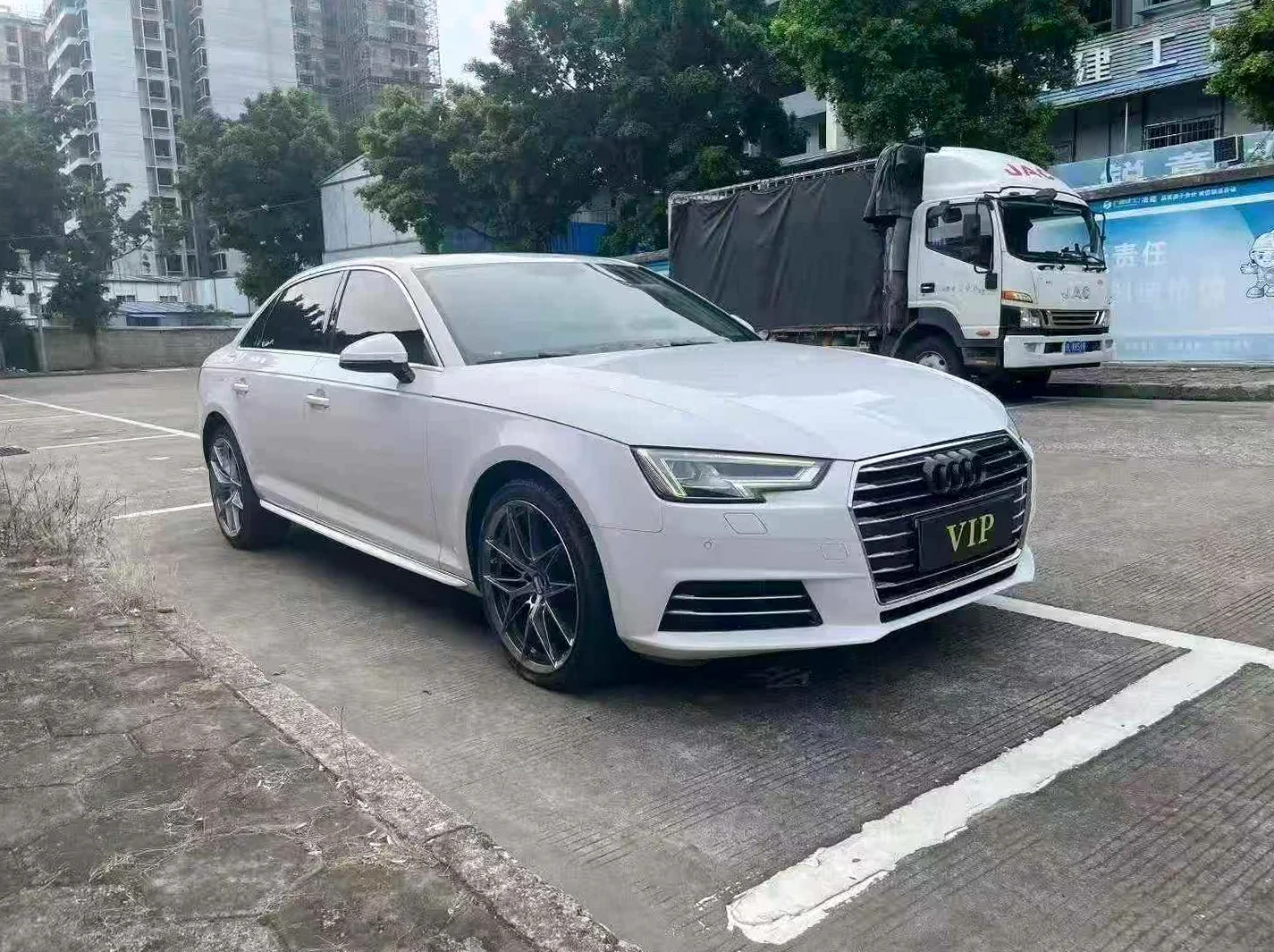奥迪A4L 正面外观三