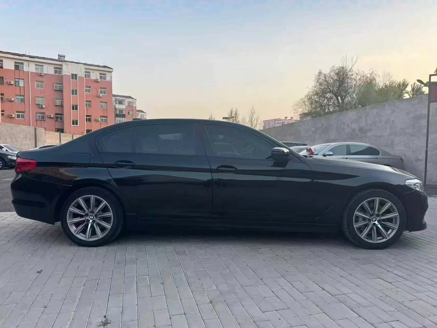 宝马5系 后面外观一