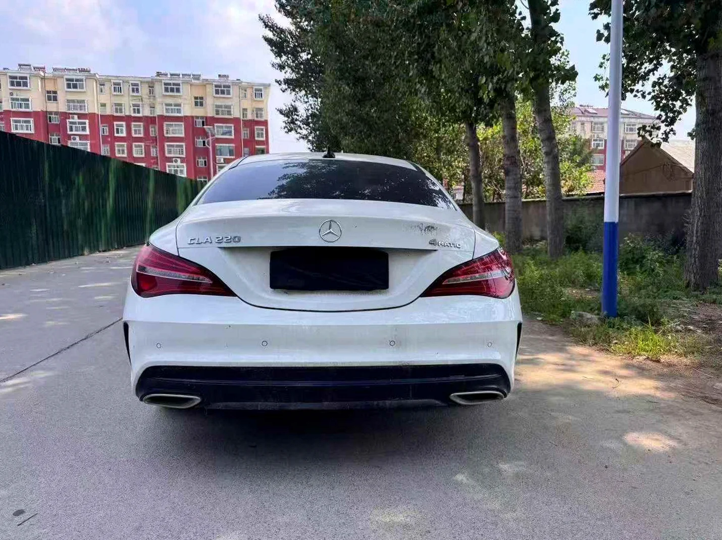 奔驰A 后面外观一