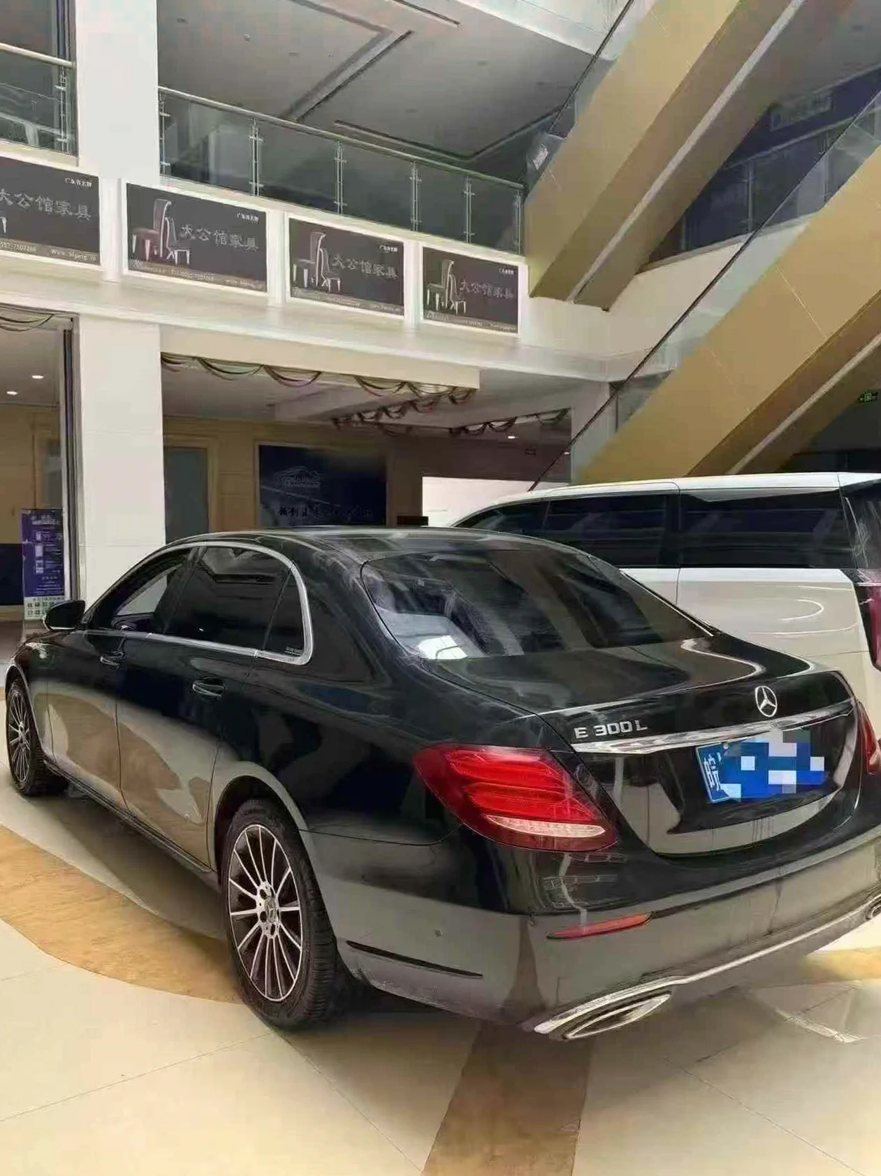 奔驰E 驾驶室