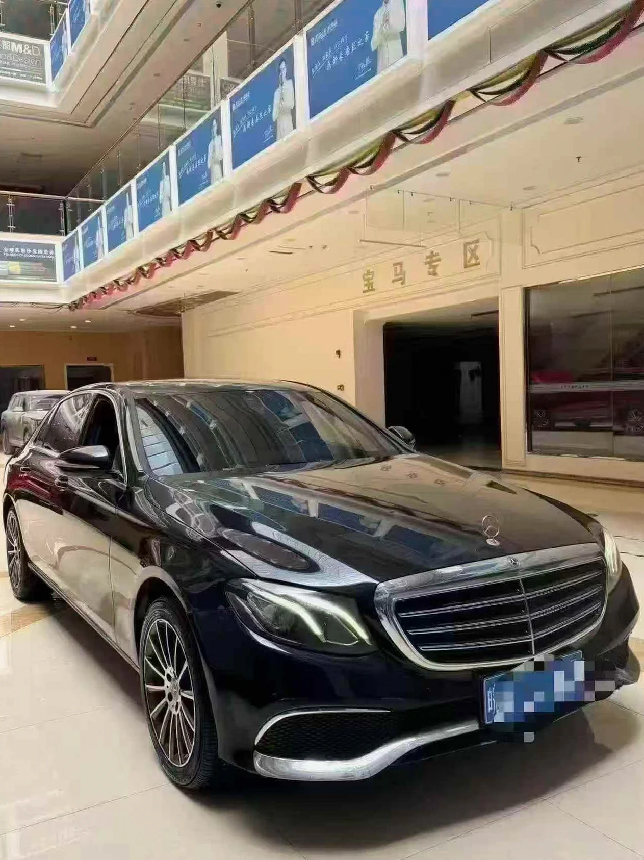 奔驰E 正面外观二