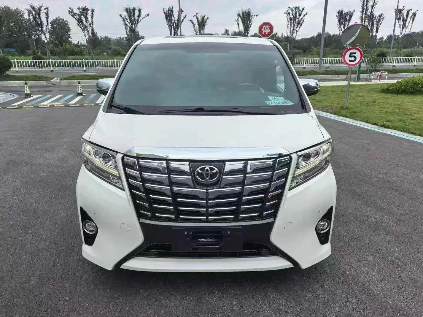 2018款丰田埃尔法3.5L尊贵版