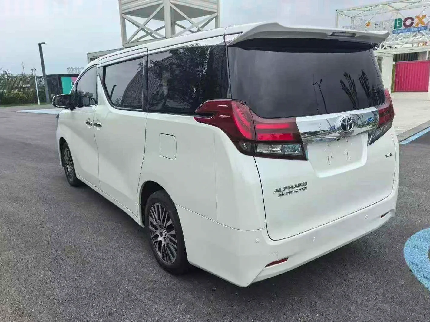 丰田埃尔法 后面外观二