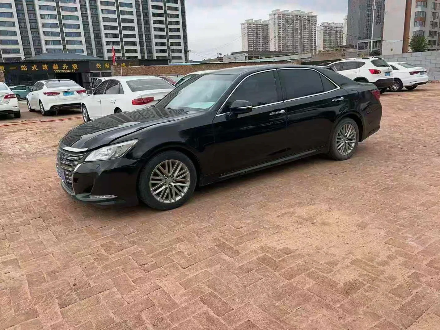 丰田皇冠 正面外观二