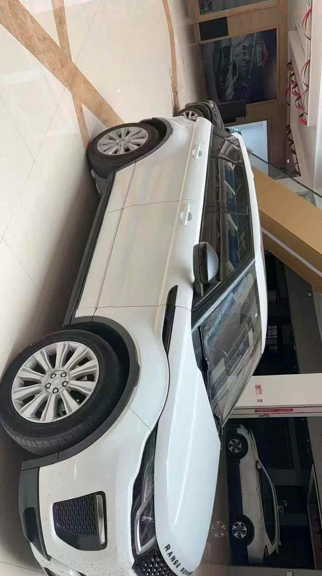 路虎极光 正面外观二