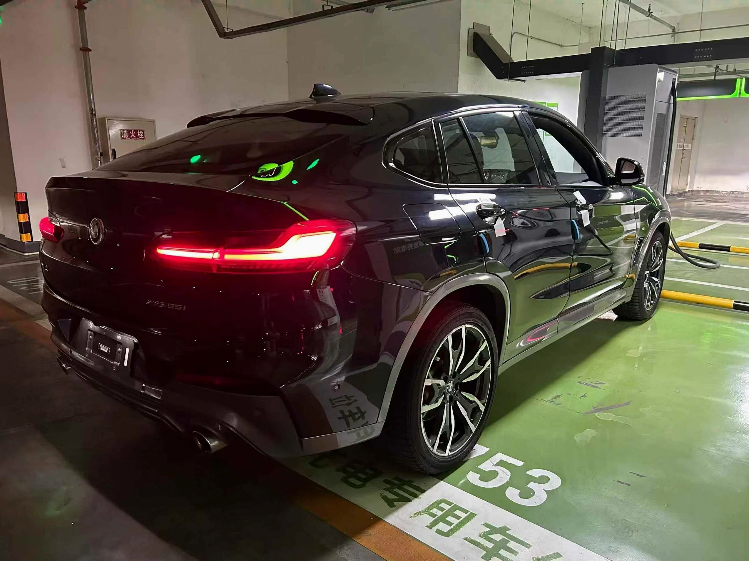 宝马X4 后面外观一