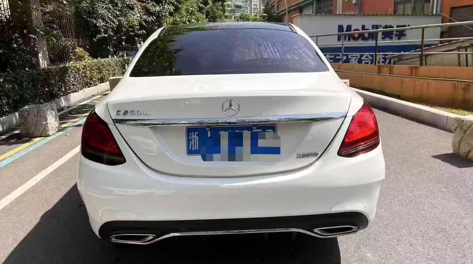 奔驰C 后面外观一