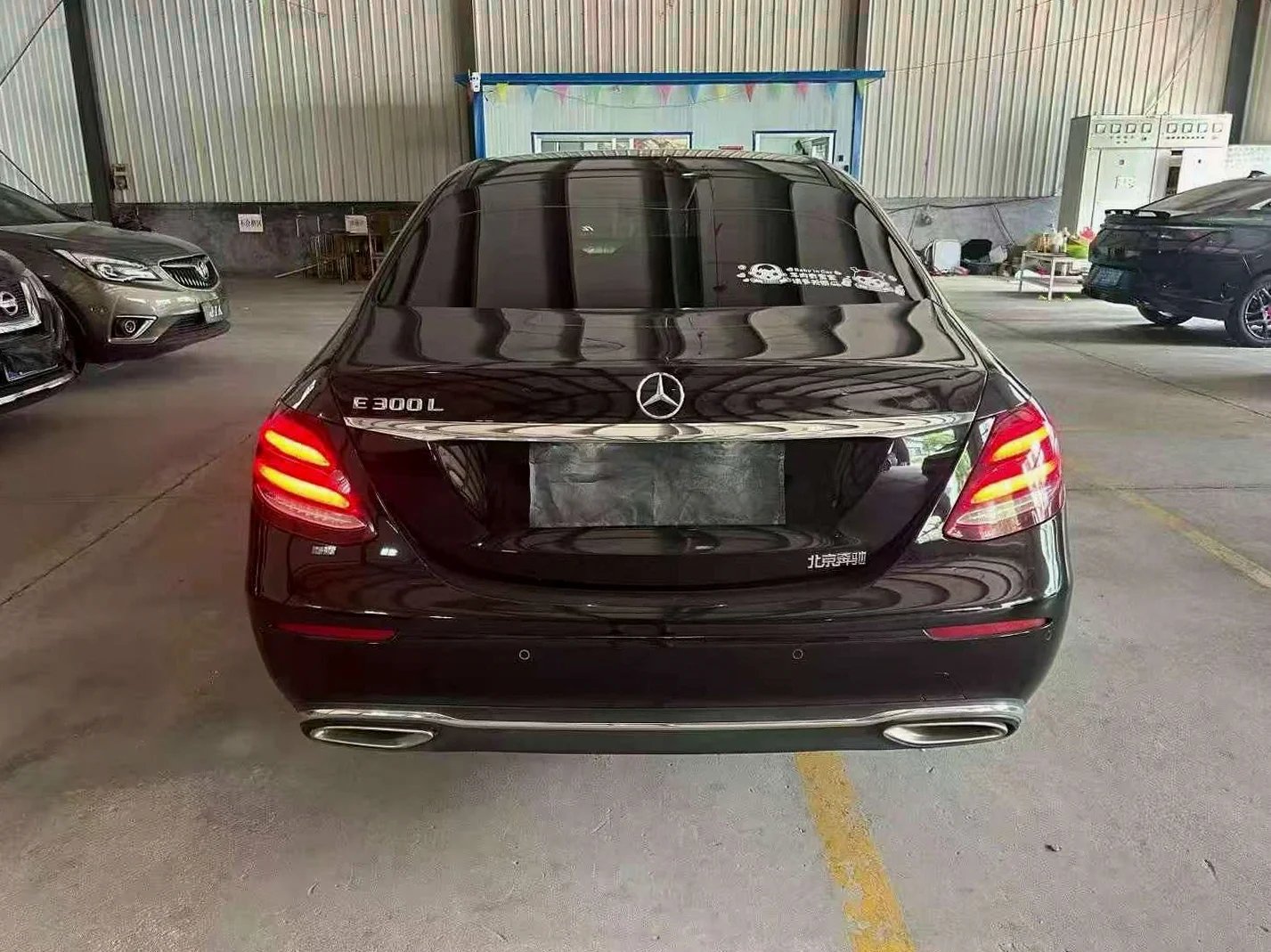 奔驰E 后面外观三