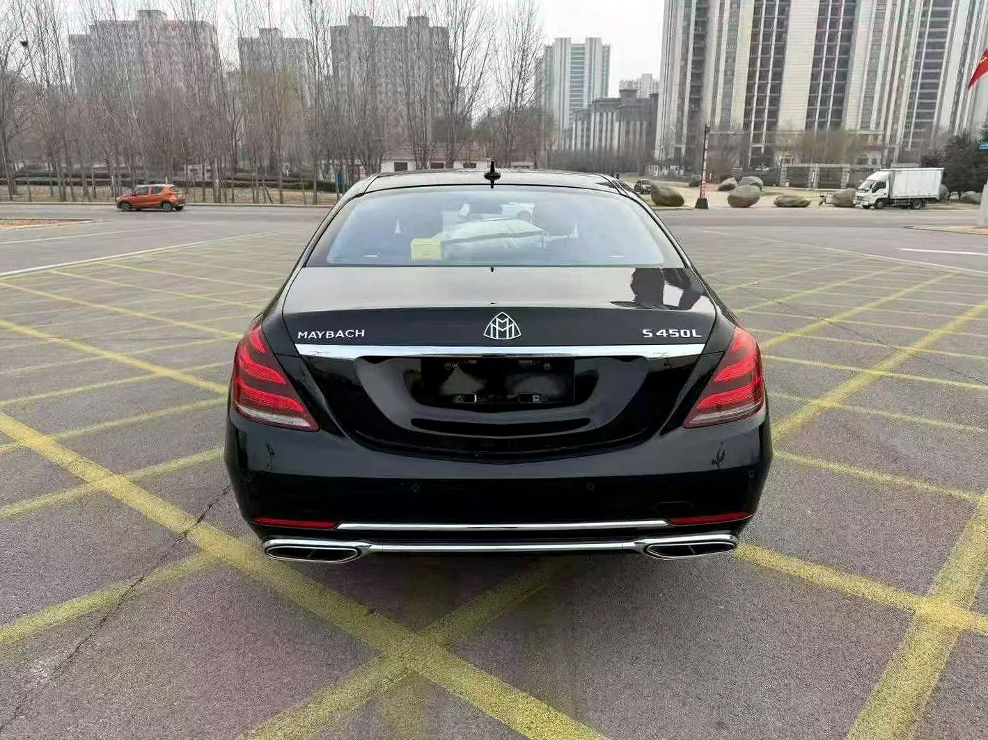 奔驰S 正面外观二