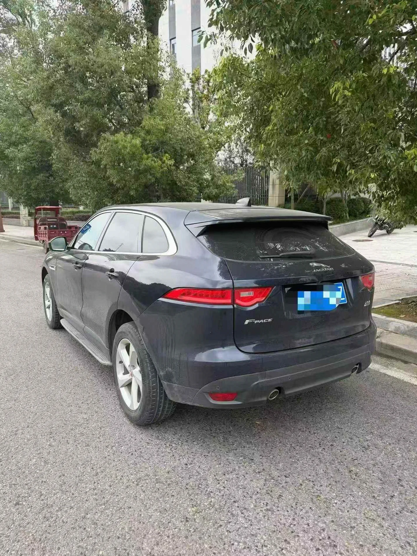 捷豹F-PACE 后面外观一