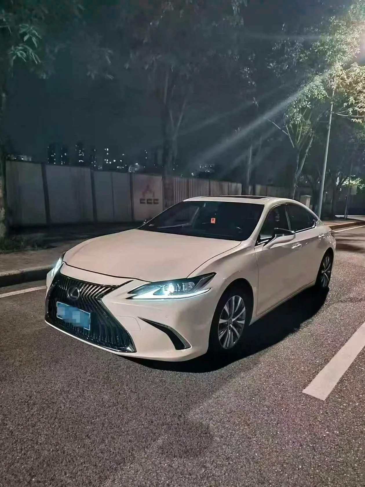 雷克萨斯ES 正面外观二