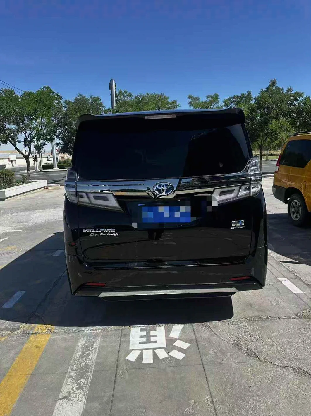 丰田威尔法 后面外观二
