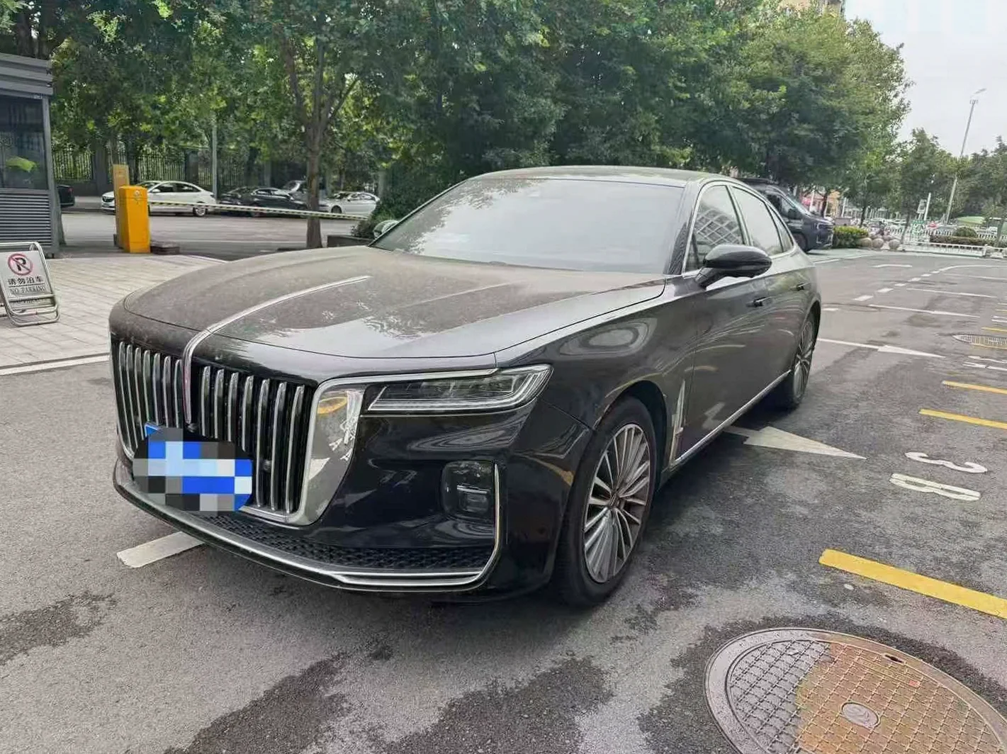 红旗H9 正面外观三