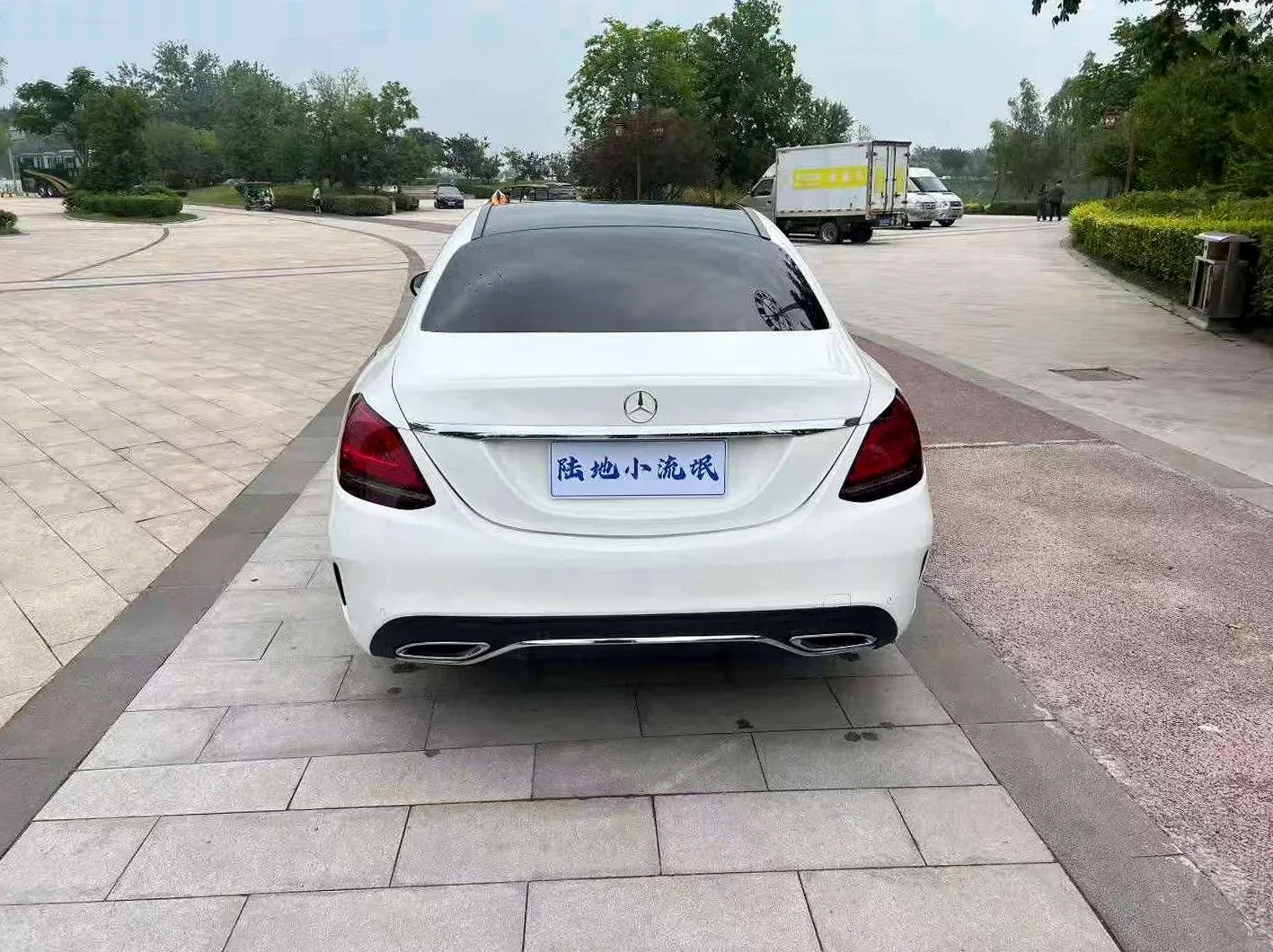 奔驰C 后面外观一