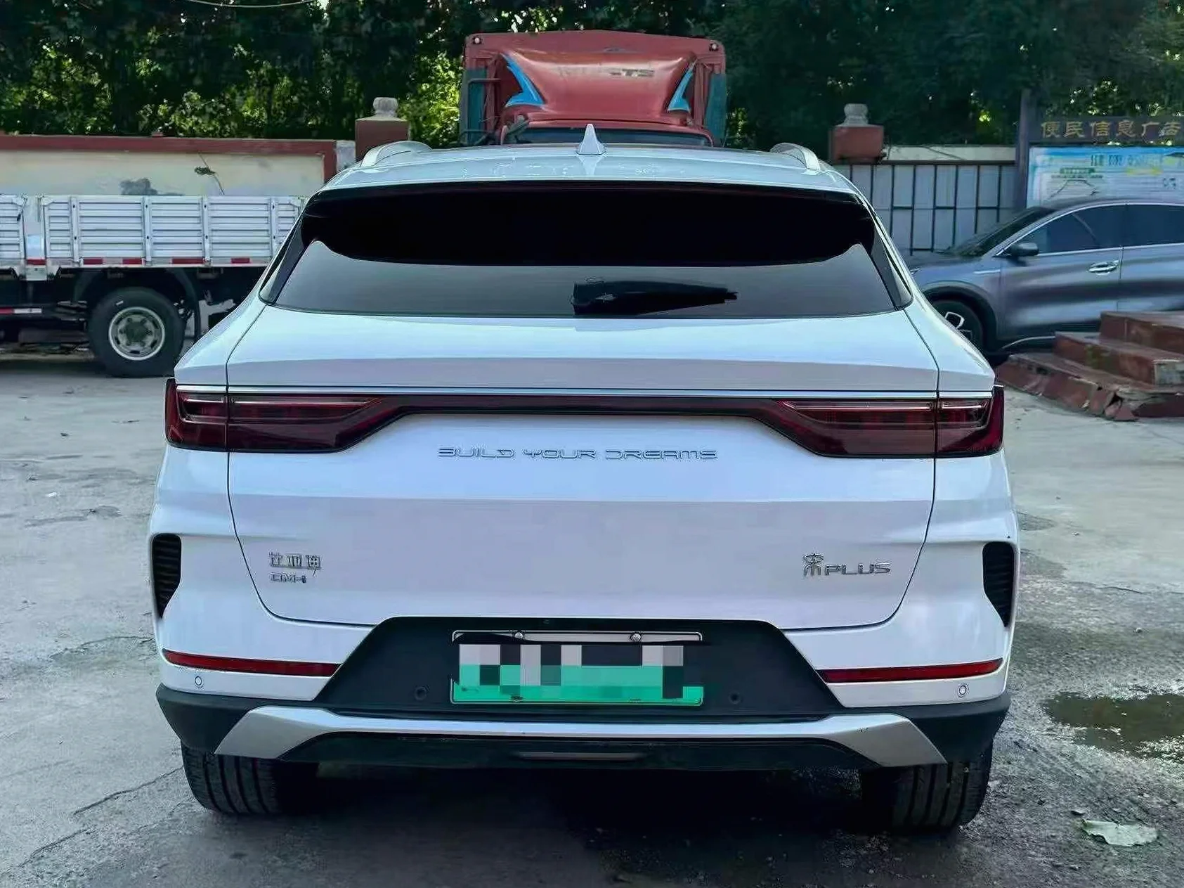 比亚迪宋PLUS 后面外观二