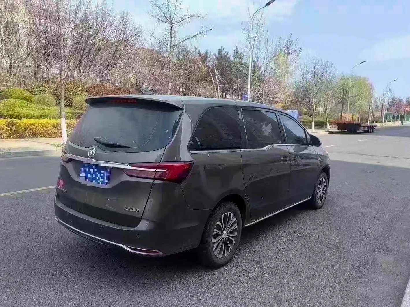 别克GL8 后面外观三