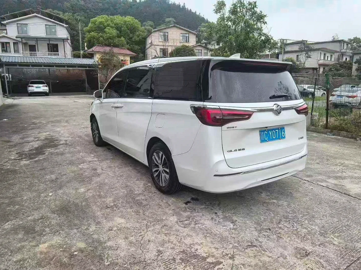 别克GL8 后面外观一