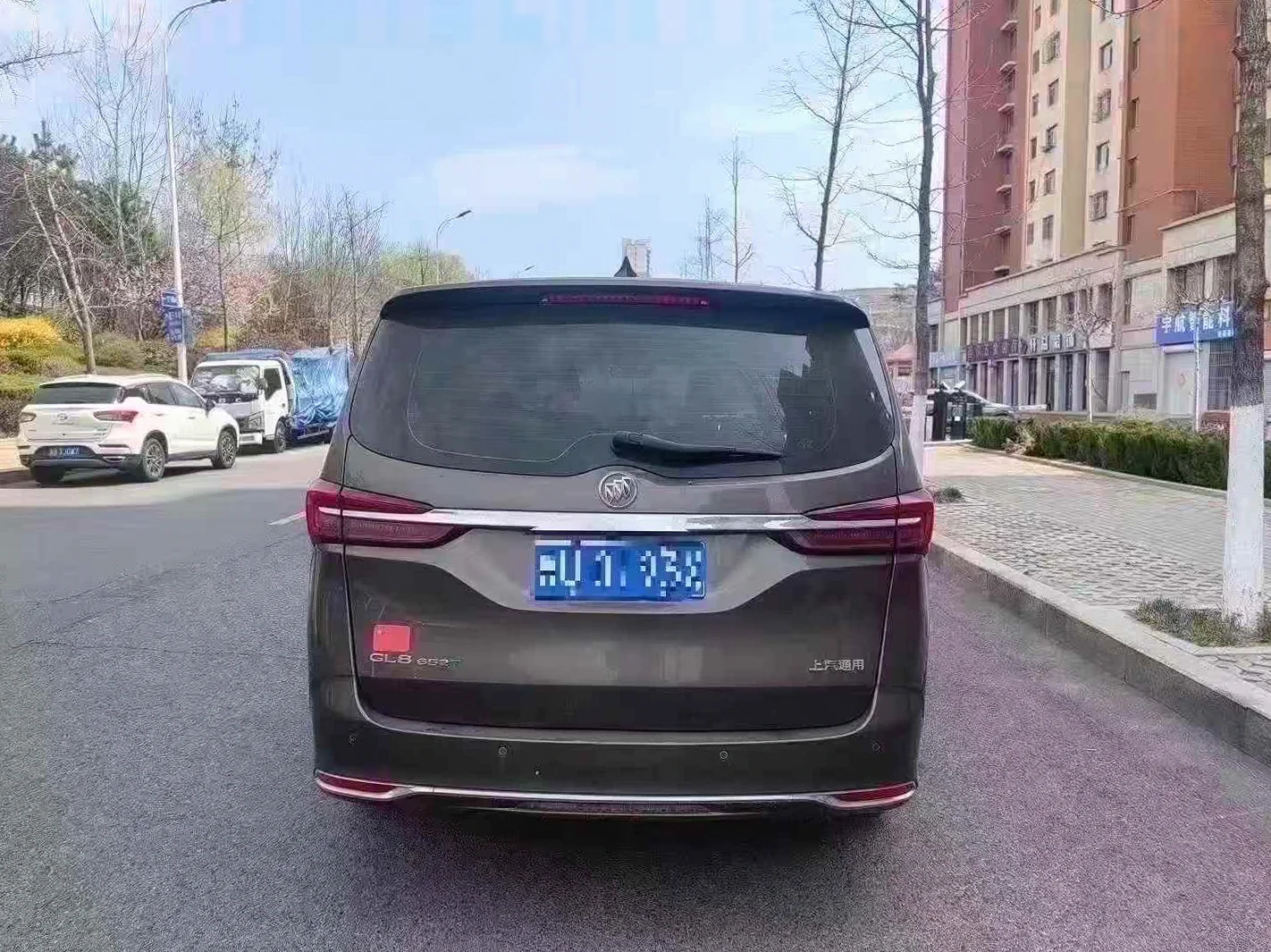 别克GL8 后面外观一