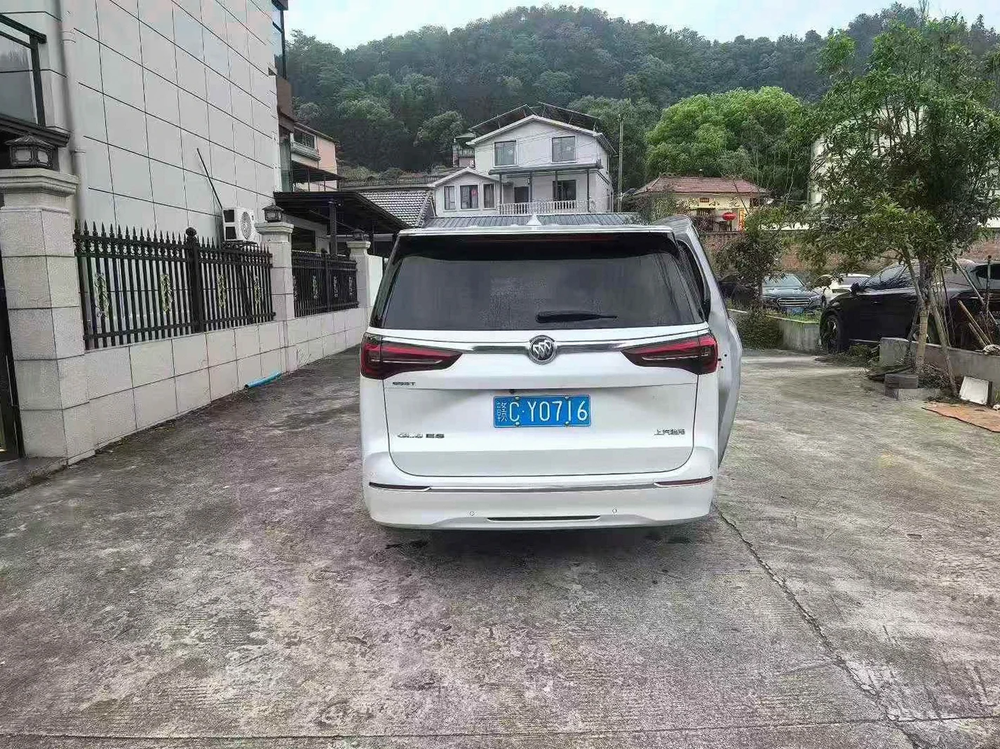 别克GL8 后面外观二